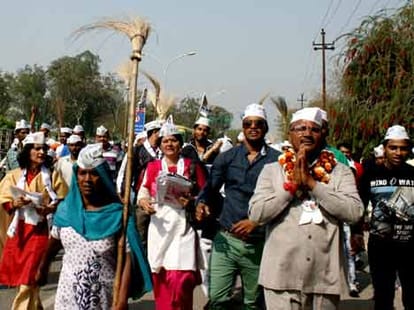 protest againest kejriwal and attack on aam aadmi party supporter