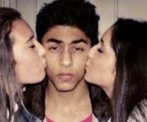 girls kiss shahrukh son aryan