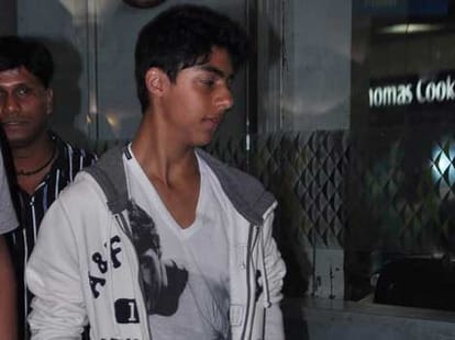 girls kiss shahrukh son aryan