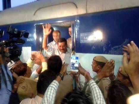 varanasi set for epic battle between arvind kejriwal and narendra modi 