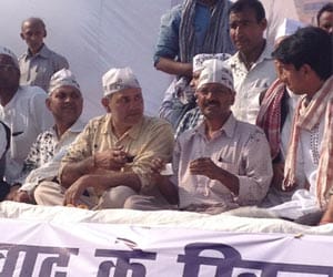 AAP targets modi via poorvanchali card