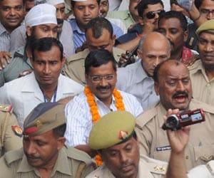 kejriwal and team ready to move varanasi
