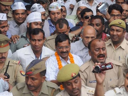 protest againest kejriwal and attack on aam aadmi party supporter