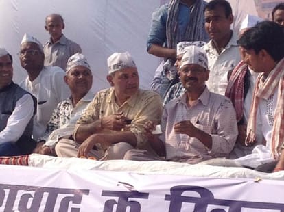 Terrorist attack on kejriwal rally!