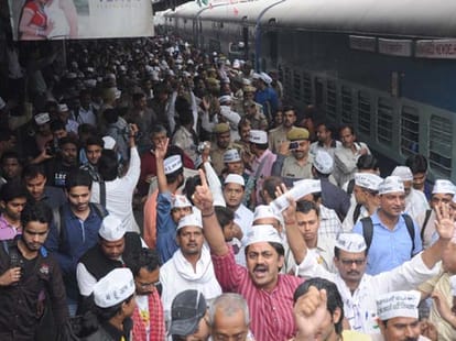 bhu complaints election commission against arvind kejriwal 