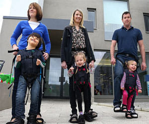belted bag that enables children suffering from cerebral palsy to walk