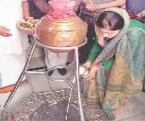 aap leader shajia ilmi went to temple, questions raised