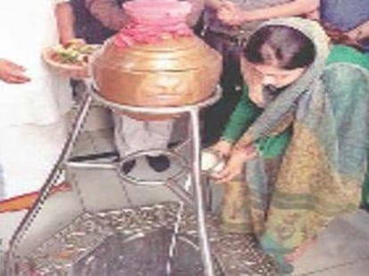 aap leader shajia ilmi went to temple, questions raised