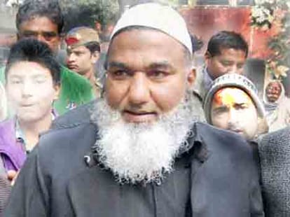 bsp leader attacked by some protesters in mujjafnagar