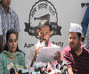 bjp and congress candidates given wrong information to EC said AAP