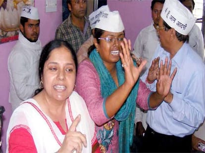 kejriwal supports shrunk in delhi, worries for aam aadmi party