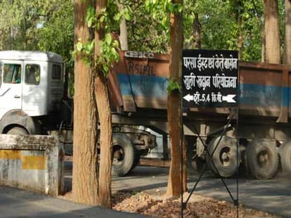 people protest against coal block mine