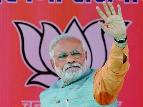 saree problem, modi has to choose between surat and banarasi weavers
