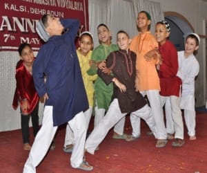 kids perform in theatre