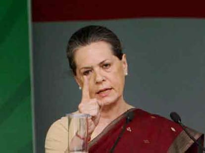 Modi rally Vs. sonia-rahul gandhi rally
