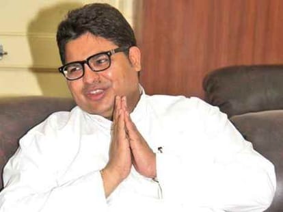 sp leader tries to bribe journalist in lucknow