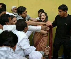 Again crowd got crazy seeing Nagma, made to leave road show