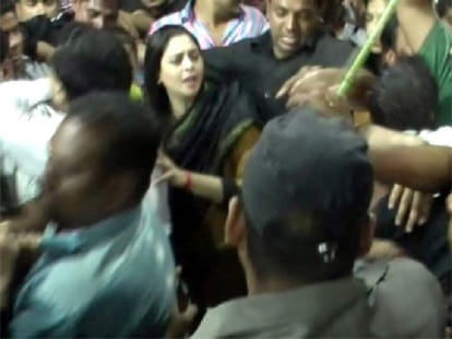 Again crowd got crazy seeing Nagma, made to leave road show