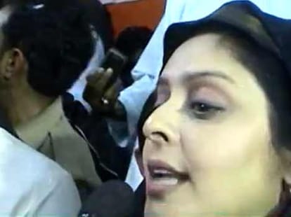 Again crowd got crazy seeing Nagma, made to leave road show