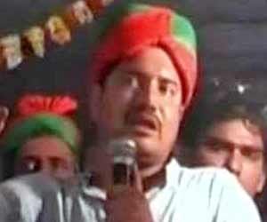 Now its SP leader who attacked modi