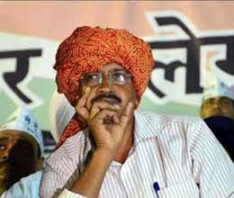 kejriwal and family forced to leave varanasi  temple