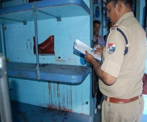up police gave time to dacoits to flee