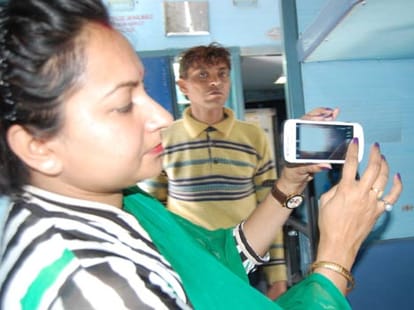 up police gave time to dacoits to flee