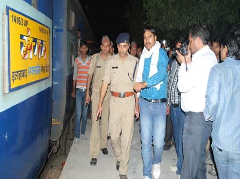 loot in sangam express