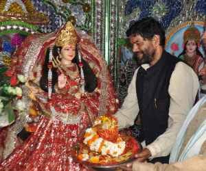 Devotees worship the mother katyayani