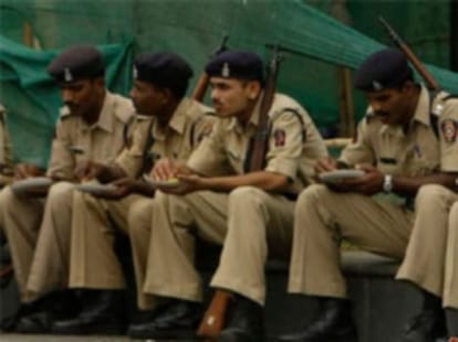 Police and rogues war in noida sector 77, one policeman injured