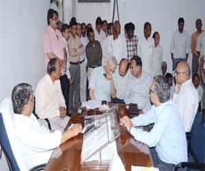 Scuffle between the Deputy Commissioner and the servant