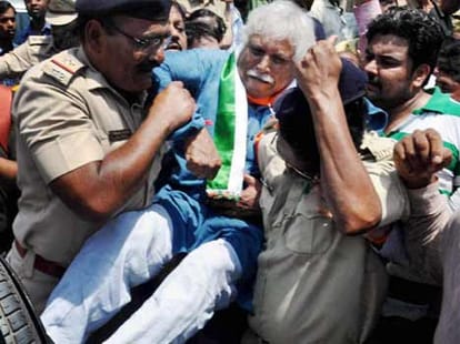 Mistry din't got space so tore Modi's poster