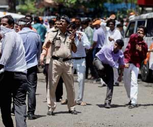 violent clash among shiv sena and mns supporters
