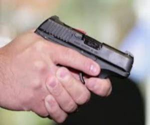 Four youth threatened the hotel manager