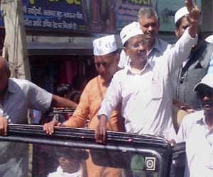 Auto drivers call kejriwal government better than BJP