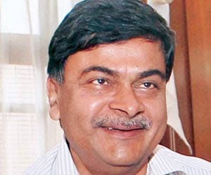 rk singh is in tough fight, seeks modi help
