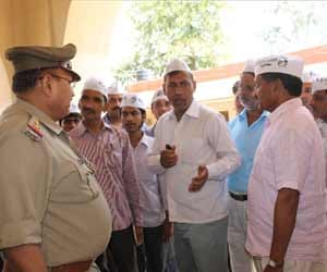 sp workers threatened aap supporter