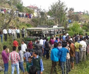 bus accident in hamipur, 35 injured