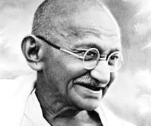 Dr mehta gave the title of 'mahatma' to gandhi, nor ravindranath tagore 