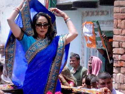 hemamalini adressing elections rally when stage collapsed  