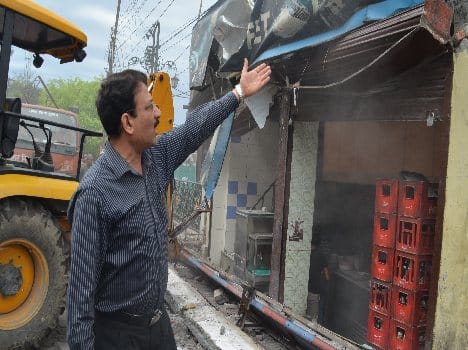 district magistrate purushottam launches anti-encroachment drive in dehradun 