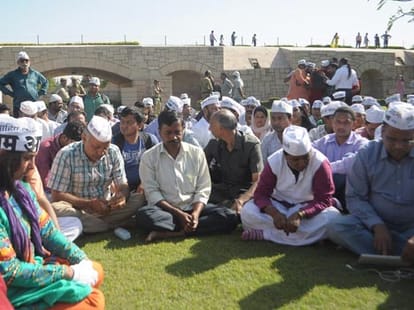 manish sisodia behind arvind kejriwal slapgate
