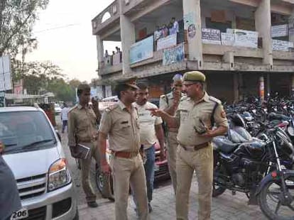 Police and rogues war in noida sector 77, one policeman injured