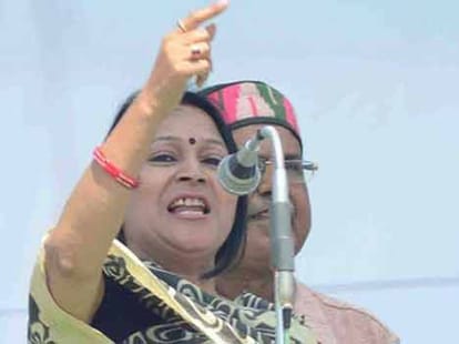annu shukla wife of munna shukla creats dramatic scene on stage