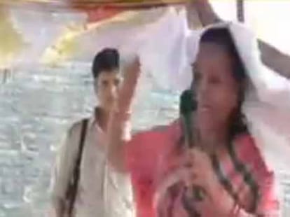 annu shukla wife of munna shukla creats dramatic scene on stage