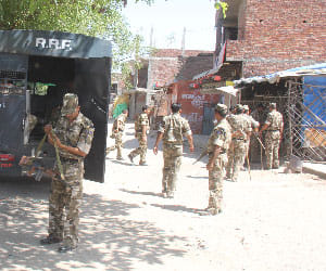 police lathicharge in kanpur