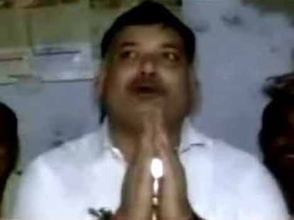 annu shukla wife of munna shukla creats dramatic scene on stage