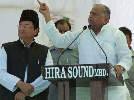  laloo targets mulayam over rape comment