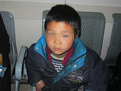 mother chops off son's finger