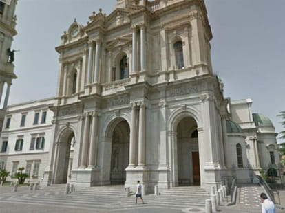 paralysed women start to walk after offering prayer in church